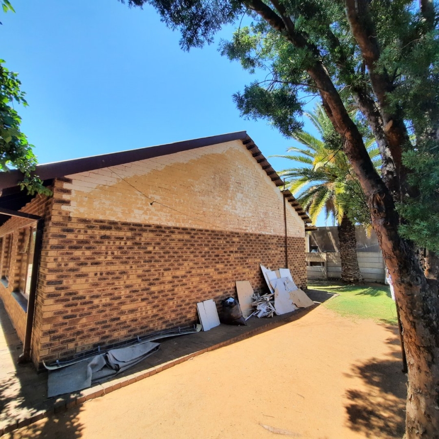 6 Bedroom Property for Sale in Lourierpark Free State